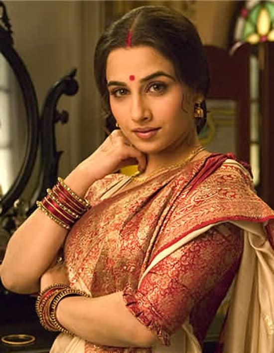 vidya balan looking hot in saree